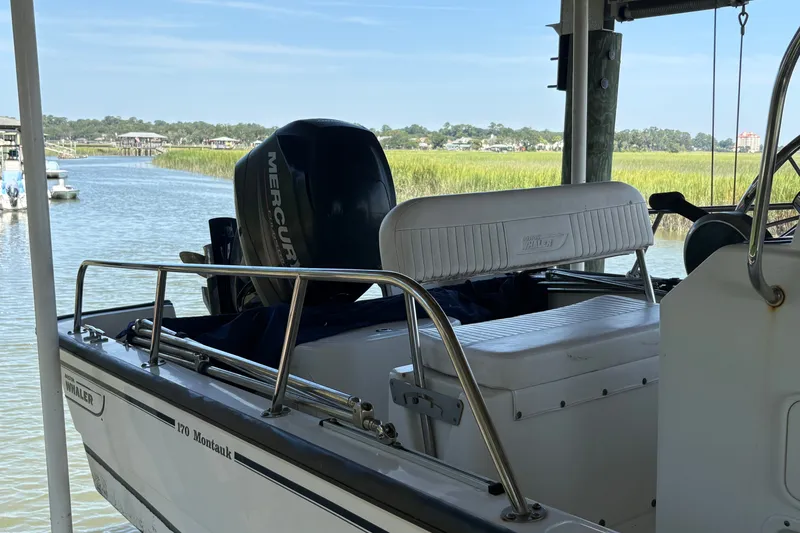 Slide: The Image of Een Boston Whaler 170 Montauk uit 2014 aangemeerd bij een rustige rivier. - 2
