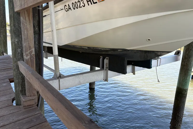 Slide: The Image of Un Boston Whaler 170 Montauk de 2014 está almacenado en un elevador de botes sobre el agua. - 4