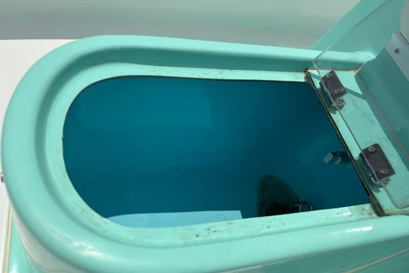 Slide: The Image of Een turquoise opbergruimte met een scharnierend deksel op een boot. - 17