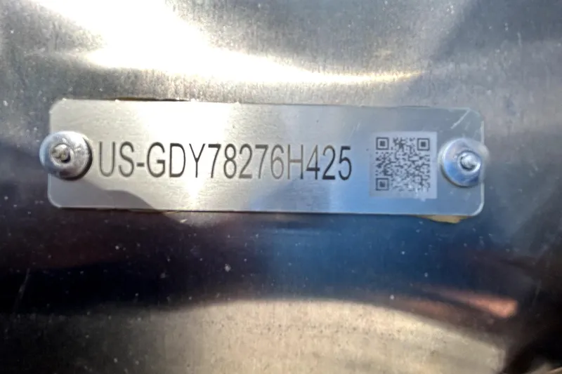 Slide: The Image of Placa de metal con número de serie y código QR en Godfrey Sweetwater 2286 SFL 2025. - 52