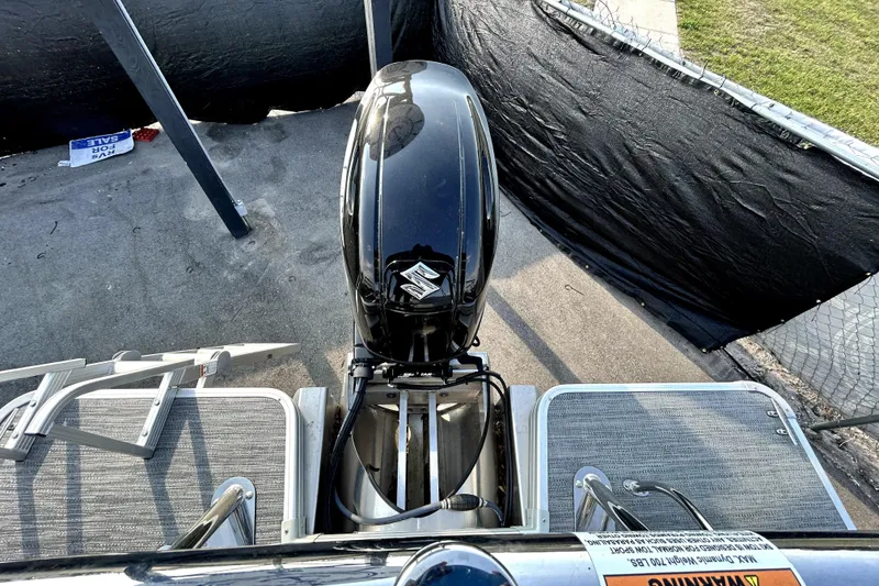 Slide: The Image of Suzuki buitenboordmotor op Godfrey Sweetwater 2286 SFL pontonboot, model 2025. - 21