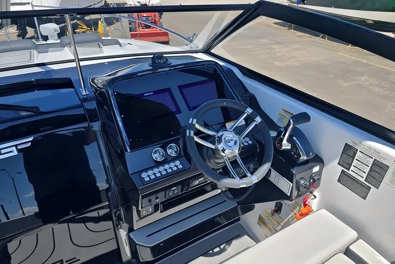 Slide: The Image of De afbeelding toont de cockpit van een Grandfort 300 GTS 2025 met moderne besturing en instrumenten. - 20