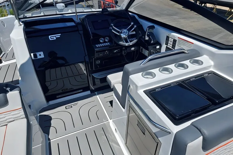 Slide: The Image of L'image montre le cockpit d'un bateau Grandfort 300 GTS 2025 avec des commandes modernes. - 14