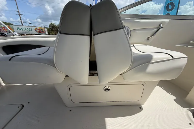 Slide: The Image of Interieur van een 2006 Sea Ray 250 Amberjack boot, witte stoelen en opslag. - 21