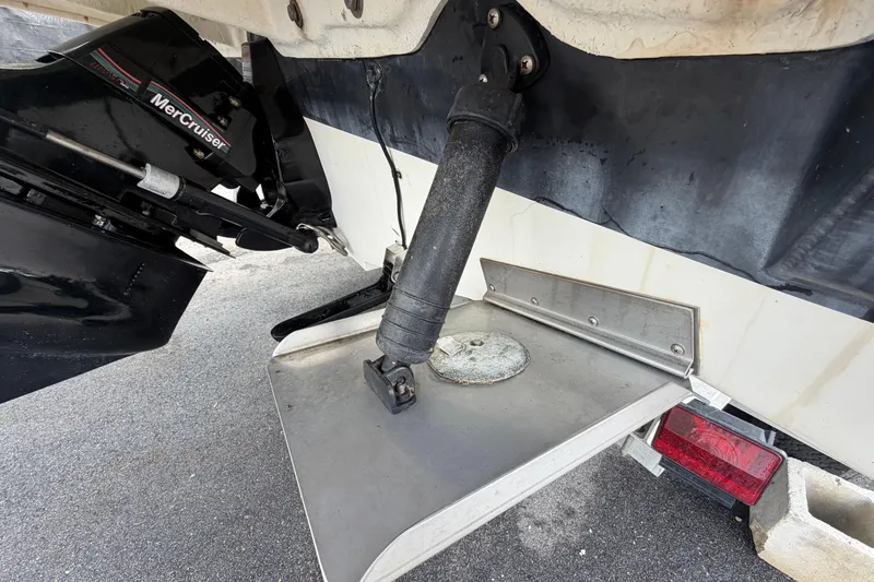Slide: The Image of Vista trasera del motor de un Sea Ray 250 Amberjack 2006. - 4