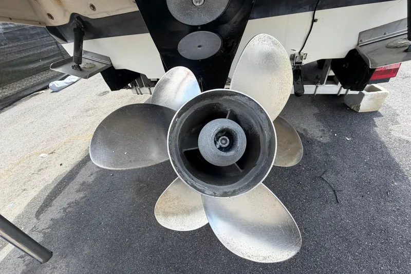 Slide: The Image of Close-up van een Sea Ray 250 Amberjack 2006 propeller. - 5