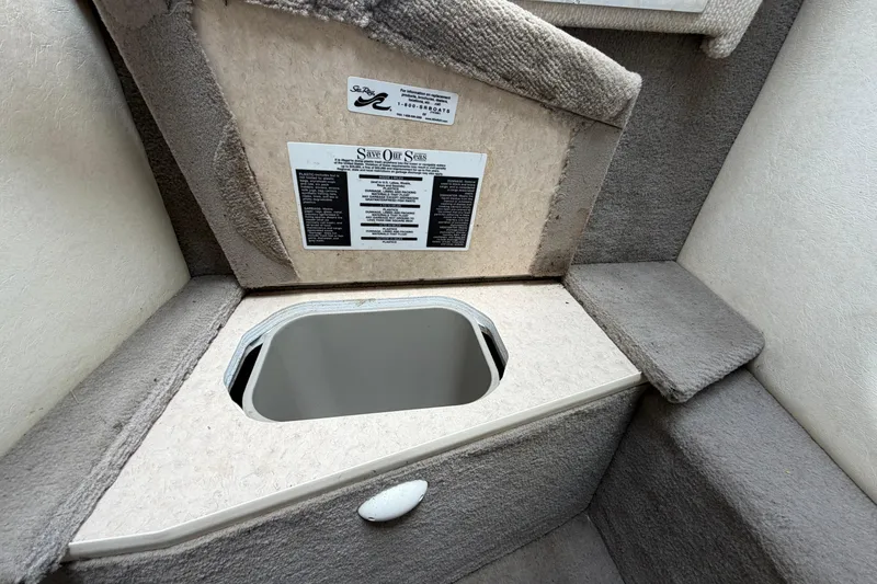 Slide: The Image of Intérieur d'un bateau Sea Ray 250 Amberjack 2006 avec compartiment de rangement. - 48