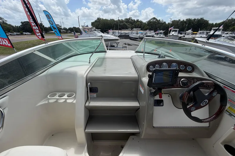 Slide: The Image of Vista interna del cockpit del Sea Ray 250 Amberjack 2006 con comandi. - 30