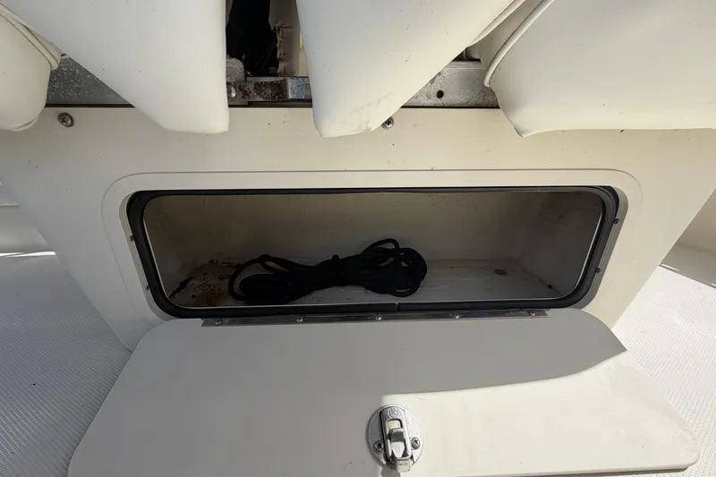 Slide: The Image of Compartiment de rangement dans le bateau Sea Ray 250 Amberjack 2006. - 22