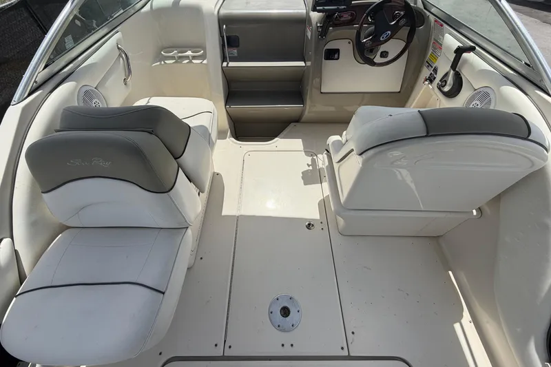 Slide: The Image of Interior de una Sea Ray 250 Amberjack 2006 con asientos blancos. - 18