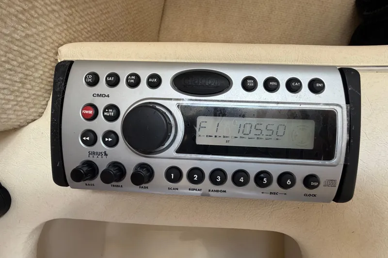 Slide: The Image of Clarion CMD4 Radio auf Sea Ray 250 Amberjack 2006. - 35