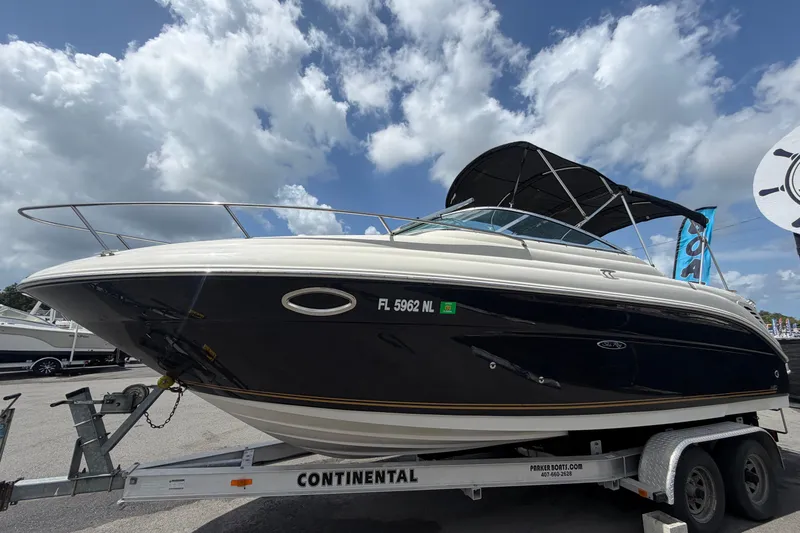 Slide: The Image of 2006 Sea Ray 250 Amberjack auf Anhänger unter blauem Himmel. - 9