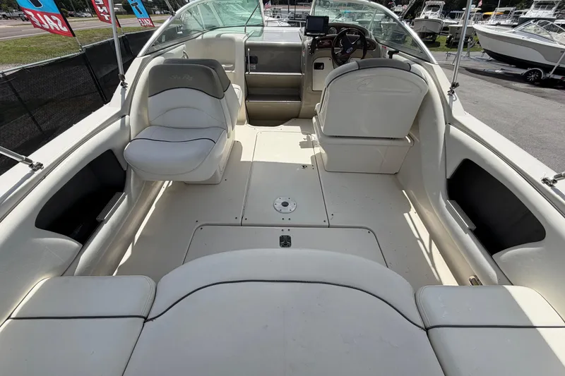 Slide: The Image of Intérieur d'un Sea Ray 250 Amberjack 2006 avec sièges blancs. - 17