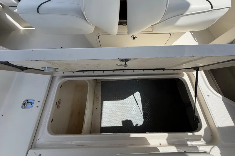 Slide: The Image of Compartiment de rangement ouvert sur un bateau Sea Ray 250 Amberjack 2006. - 20