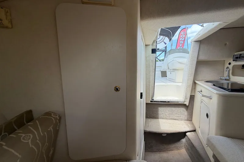 Slide: The Image of Interieur van de Sea Ray 250 Amberjack 2006 met kitchenette en zitgedeelte. - 42