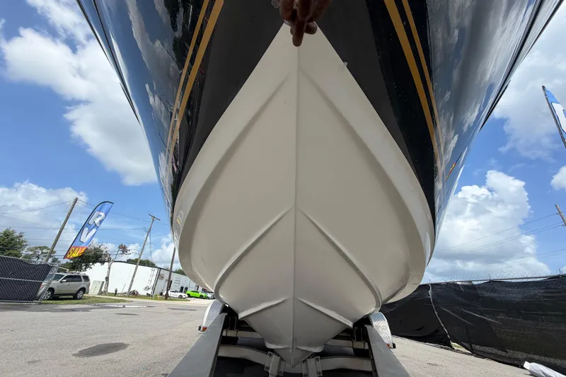 Slide: The Image of Dessous d'un bateau Sea Ray 250 Amberjack 2006, ciel bleu. - 11