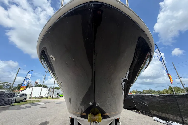 Slide: The Image of Vista frontal del barco Sea Ray 250 Amberjack 2006, cielo azul. - 10