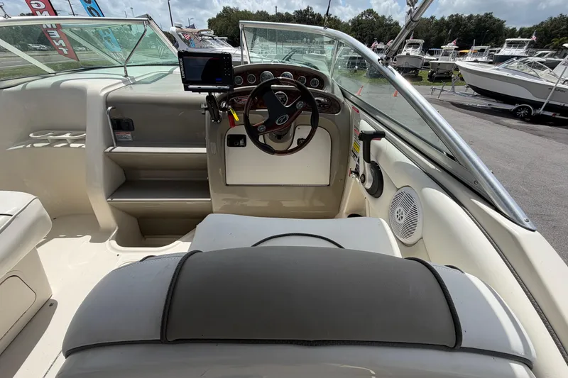 Slide: The Image of Vista interna di una barca Sea Ray 250 Amberjack 2006. - 23
