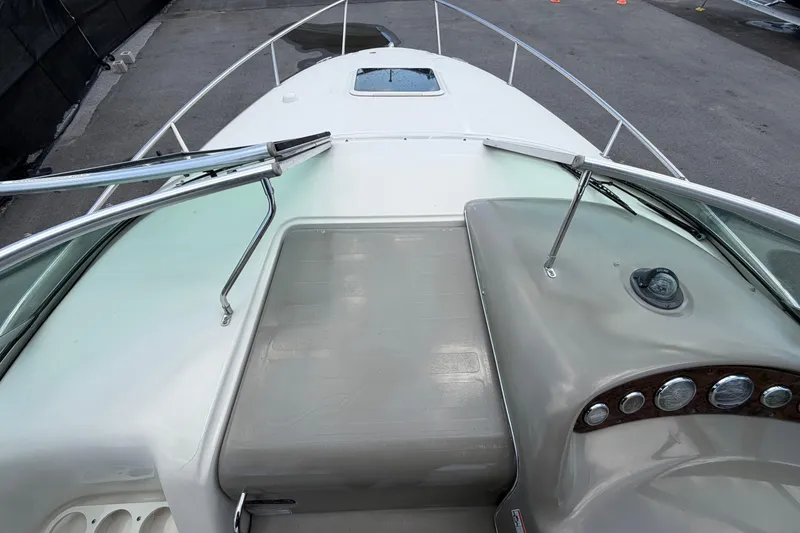 Slide: The Image of Dek en stuurgebied van de Sea Ray 250 Amberjack 2006 boot. - 49