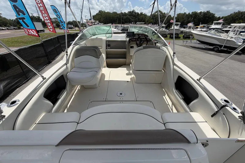 Slide: The Image of Vista interior de un barco Sea Ray 250 Amberjack 2006. - 12