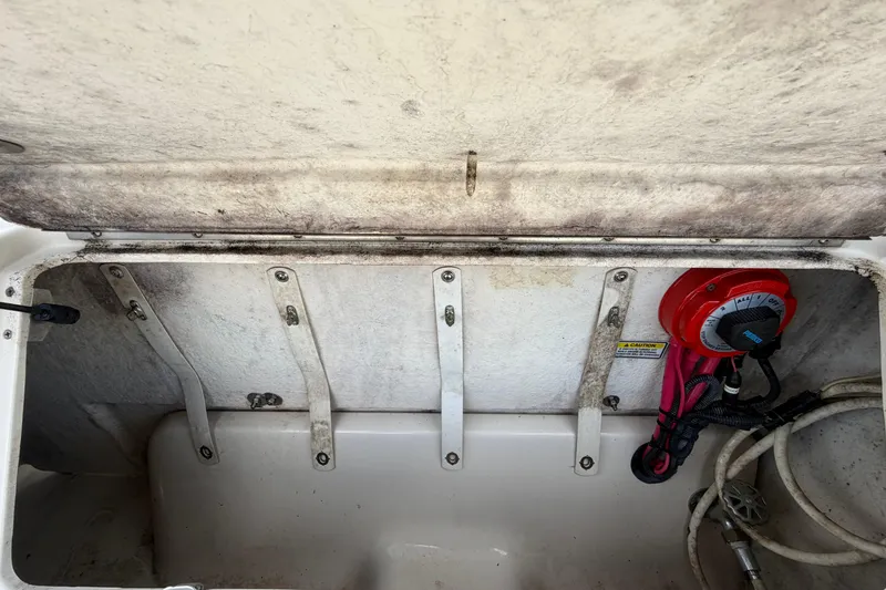 Slide: The Image of Innenraum eines 2006 Sea Ray 250 Amberjack Bootes mit Batterieumschalter. - 15