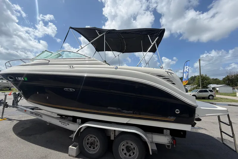 Slide: The Image of Sea Ray 250 Amberjack 2006 su rimorchio sotto cielo azzurro. - 7