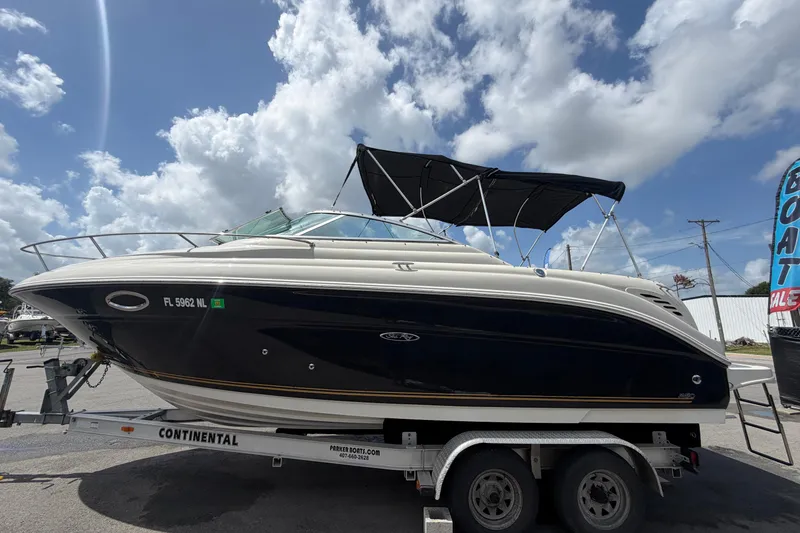 Slide: The Image of 2006 Sea Ray 250 Amberjack Boot auf Anhänger unter blauem Himmel. - 8