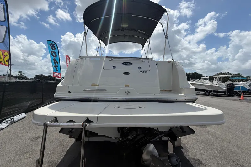 Slide: The Image of Achteraanzicht van een 2006 Sea Ray 250 Amberjack met zonnescherm. - 3