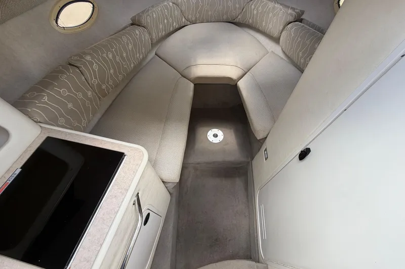 Slide: The Image of Intérieur du Sea Ray 250 Amberjack 2006 avec espace de sièges. - 33