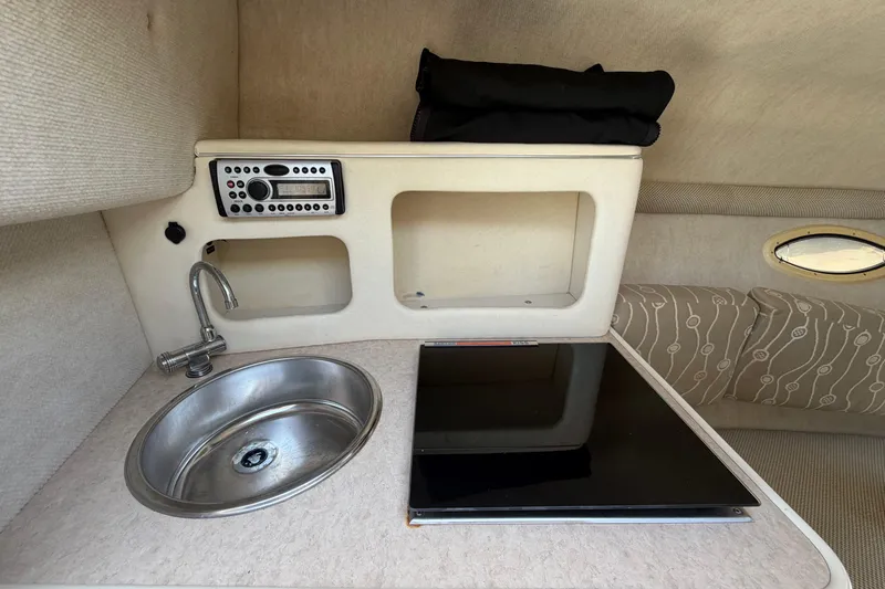 Slide: The Image of Interior del Sea Ray 250 Amberjack 2006 con fregadero y estufa. - 34