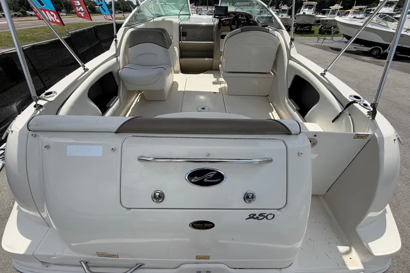 Slide: The Image of 2006 Sea Ray 250 Amberjack Boot Innenansicht, geräumiges Cockpit. - 13