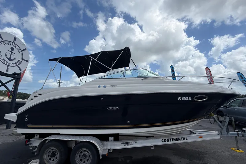Slide: The Image of 2006 Sea Ray 250 Amberjack auf Anhänger unter blauem Himmel. - 1