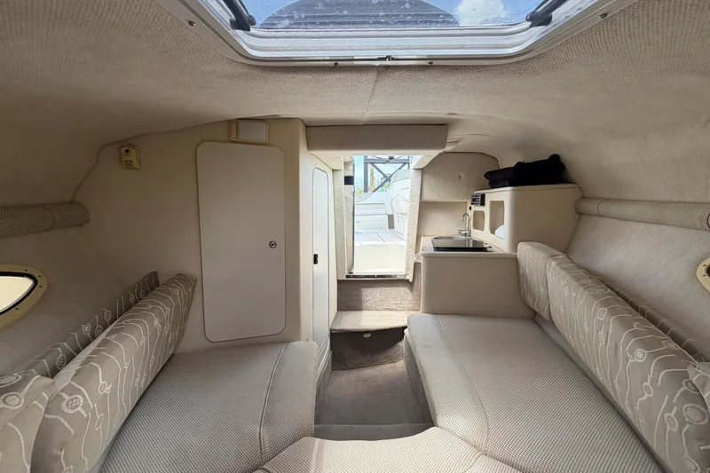 Slide: The Image of Interior del Sea Ray 250 Amberjack 2006 con asientos y cocina. - 41