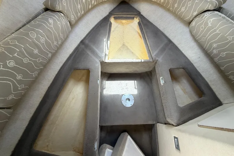 Slide: The Image of Interior del Sea Ray 250 Amberjack 2006 con área de asientos. - 39