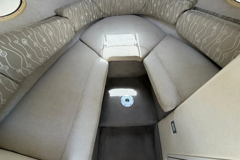 Slide: The Image of Innenraum der Sea Ray 250 Amberjack 2006 mit gepolsterten Sitzen. - 38