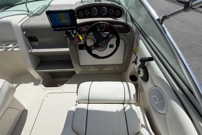 Slide: The Image of Interno di una barca Sea Ray 250 Amberjack 2006 con console di guida. - 24