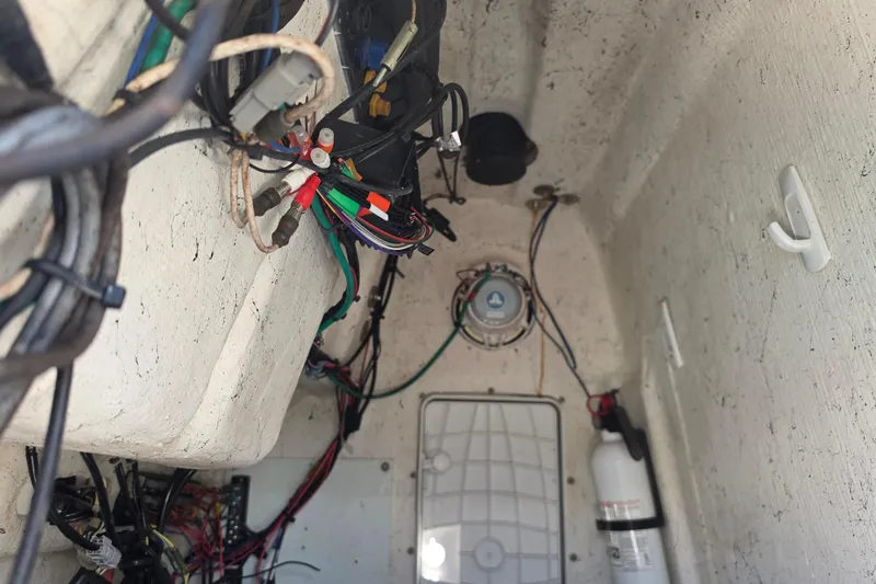 Slide: The Image of Intérieur d'un Exuma Catamaran 32 avec câblage et extincteur. - 44