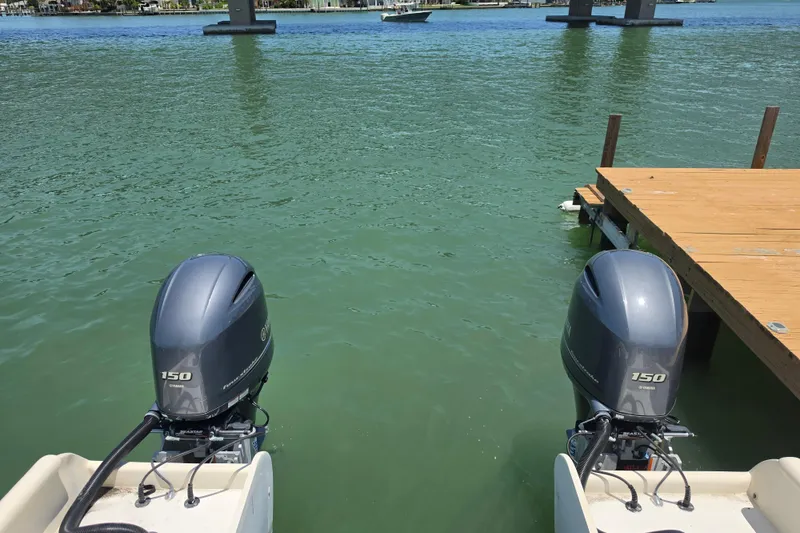 Slide: The Image of Zwei Außenbordmotoren an einem Exuma Catamaran 32, 2014, am Dock. - 38
