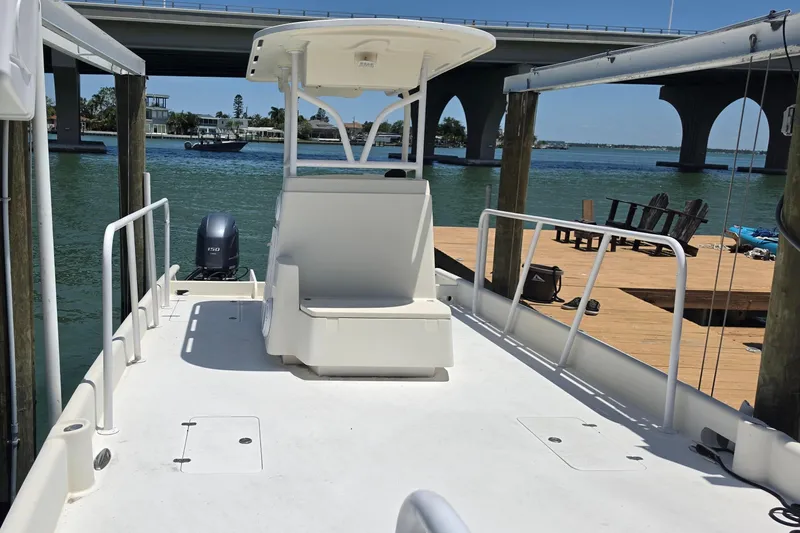 Slide: The Image of Exuma Catamaran 32 del 2014 ormeggiato sotto un ponte. - 32
