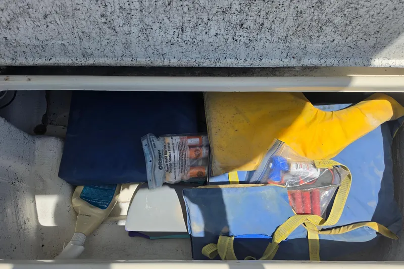 Slide: The Image of Compartimento de almacenamiento en Exuma Catamaran 32 con equipo de seguridad, 2014. - 58