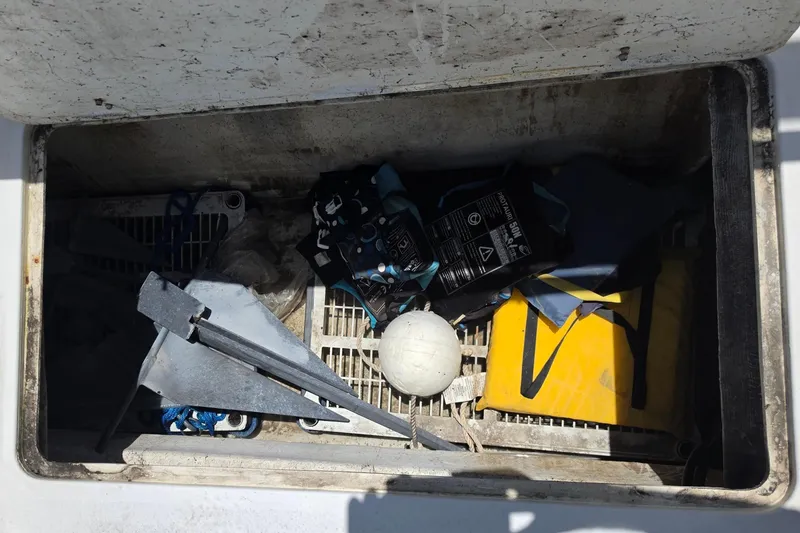 Slide: The Image of Compartimento de almacenamiento del Exuma Catamaran 32 con ancla y equipo. - 51