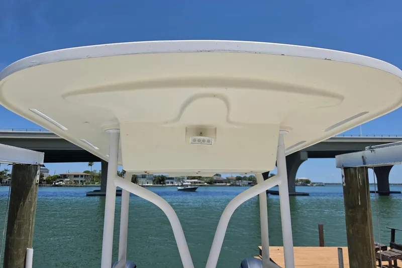Slide: The Image of Exuma Catamaran 32 de 2014 en el agua con puente al fondo. - 34