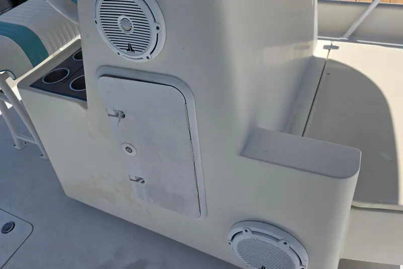 Slide: The Image of Innenraum eines Custom Exuma Catamaran 32 von 2014 mit Lautsprechern. - 42