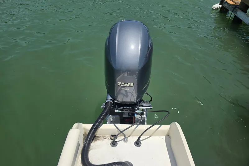 Slide: The Image of Motor fuera de borda Yamaha 150 en Exuma Catamaran 32, año 2014. - 39