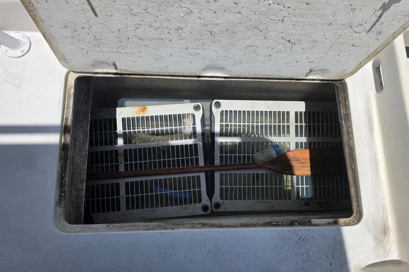 Slide: The Image of Stauraum im Exuma Catamaran 32, Baujahr 2014, mit Paddel und Flasche. - 60