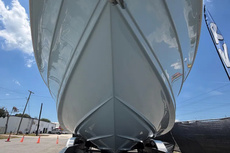 Slide: The Image of Die Unterseite eines Savannah 210X Bootes von 2025, auf einem Anhänger an Land. - 9