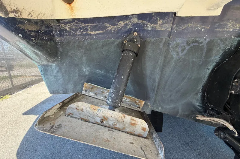 Slide: The Image of 2006 Sea Ray 300 Sundancer boat hull and trim tab detail. - 8