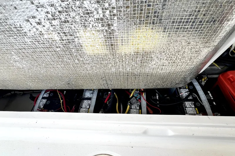Slide: The Image of Uitzicht op het motorcompartiment van een boot met meerdere batterijen en kabels. - 46