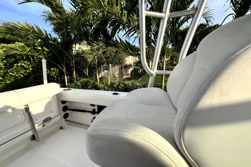 Slide: The Image of Primer plano de un asiento de barco con palmeras al fondo. - 48