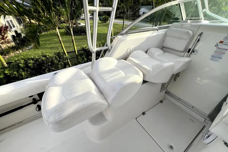 Slide: The Image of Weiße, gepolsterte Sitze auf einem Boot mit grünem Hintergrund. - 50